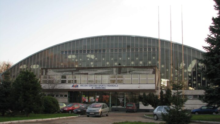 Budynek lodowiska w Oświęcimiu na fotografii archiwalnej.
