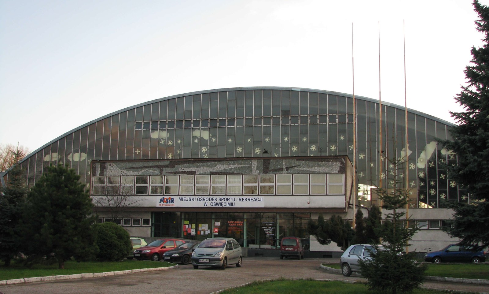 Budynek lodowiska w Oświęcimiu na fotografii archiwalnej.