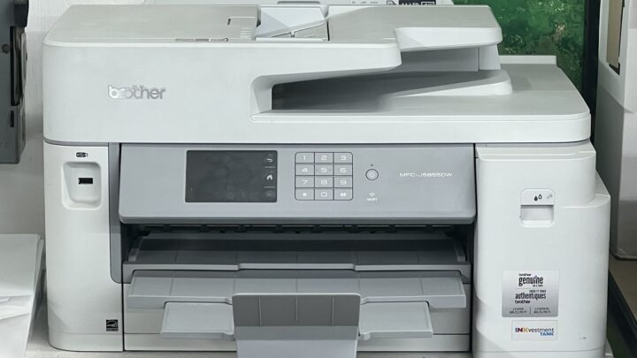 Drukarka wielofunkcyjna Brother MFC-J5855DW na półce