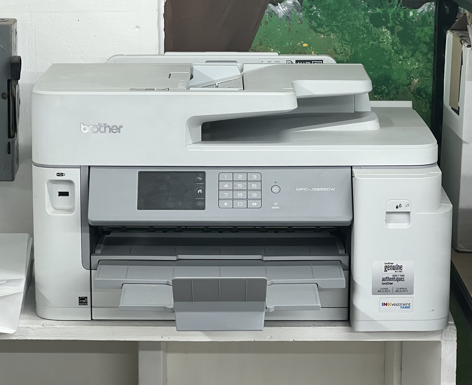 Drukarka wielofunkcyjna Brother MFC-J5855DW na półce