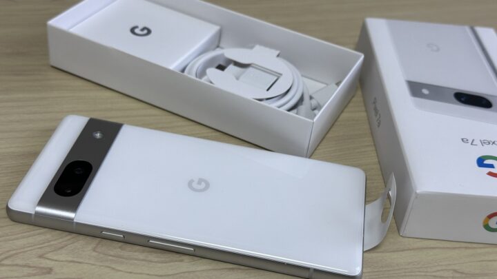 Google Pixel 7a obok otwartego pudełka i przewodu
