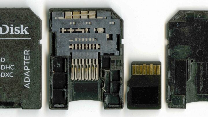 Karta microSD przy rozebranym adapterze do większego gniazda SD