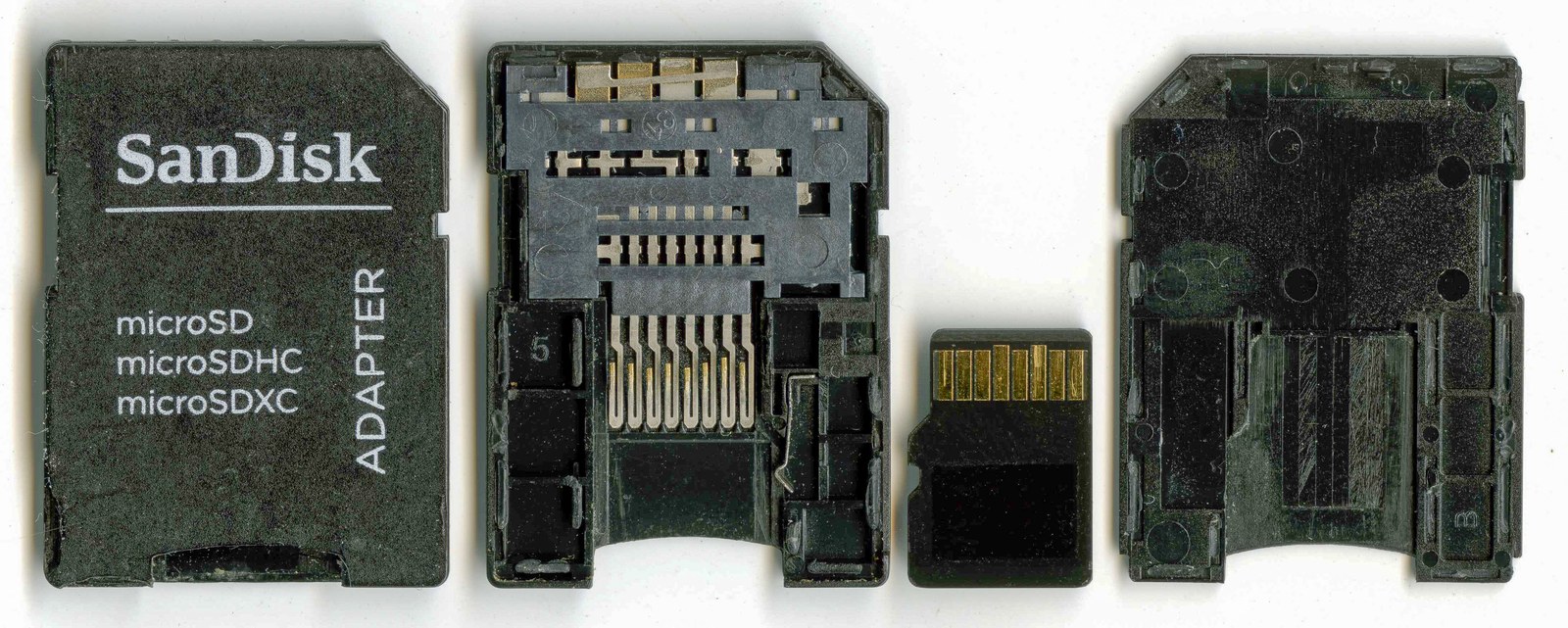 Karta microSD przy rozebranym adapterze do większego gniazda SD