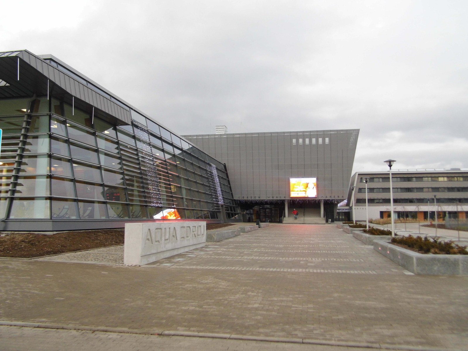 Zewnętrzny widok kompleksu sportowego Aqua Zdrój w Wałbrzychu