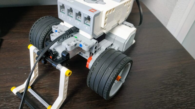 Robot edukacyjny z klocków LEGO Mindstorms EV3 na stole