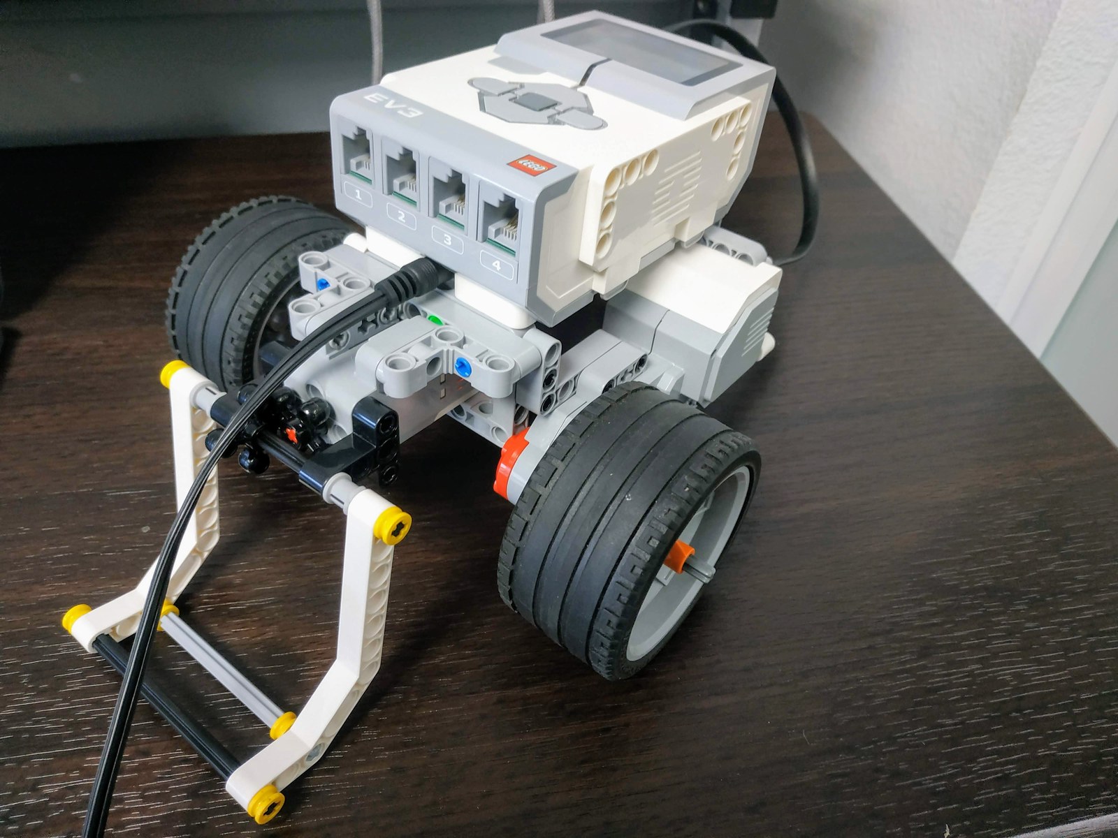 Robot edukacyjny z klocków LEGO Mindstorms EV3 na stole
