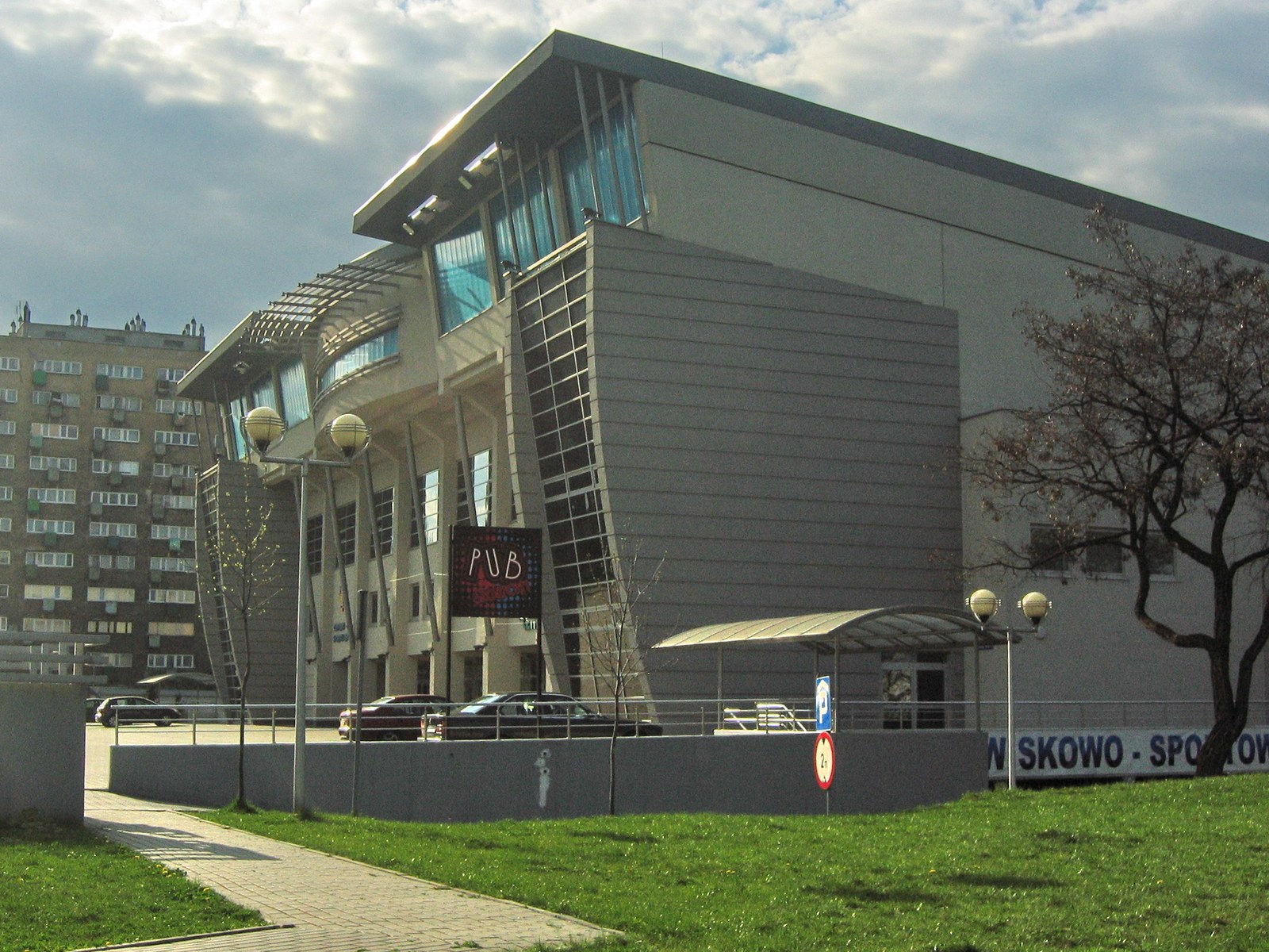 Zewnętrzna elewacja Hali Widowiskowo-Sportowej Centrum w Dąbrowie Górniczej