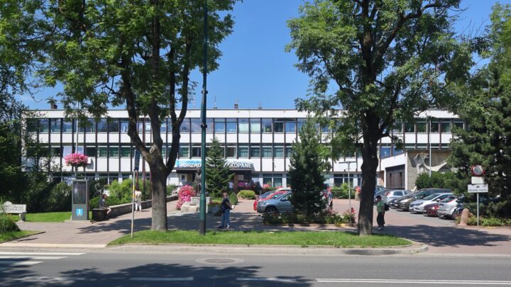 Budynek Urzędu Miasta Zakopane przy ulicy Kościuszki, widziany z drugiej strony ulicy.