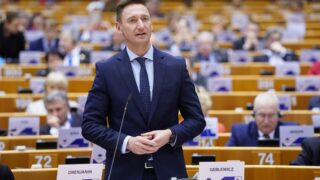 Olgierd Geblewicz przemawia przy swoim miejscu podczas posiedzenia Europejskiego Komitetu Regionów.
