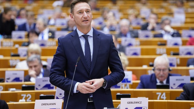 Olgierd Geblewicz przemawia przy swoim miejscu podczas posiedzenia Europejskiego Komitetu Regionów.