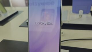 Rzeczywisty telefon Samsung Galaxy S24 na stanowisku ekspozycyjnym