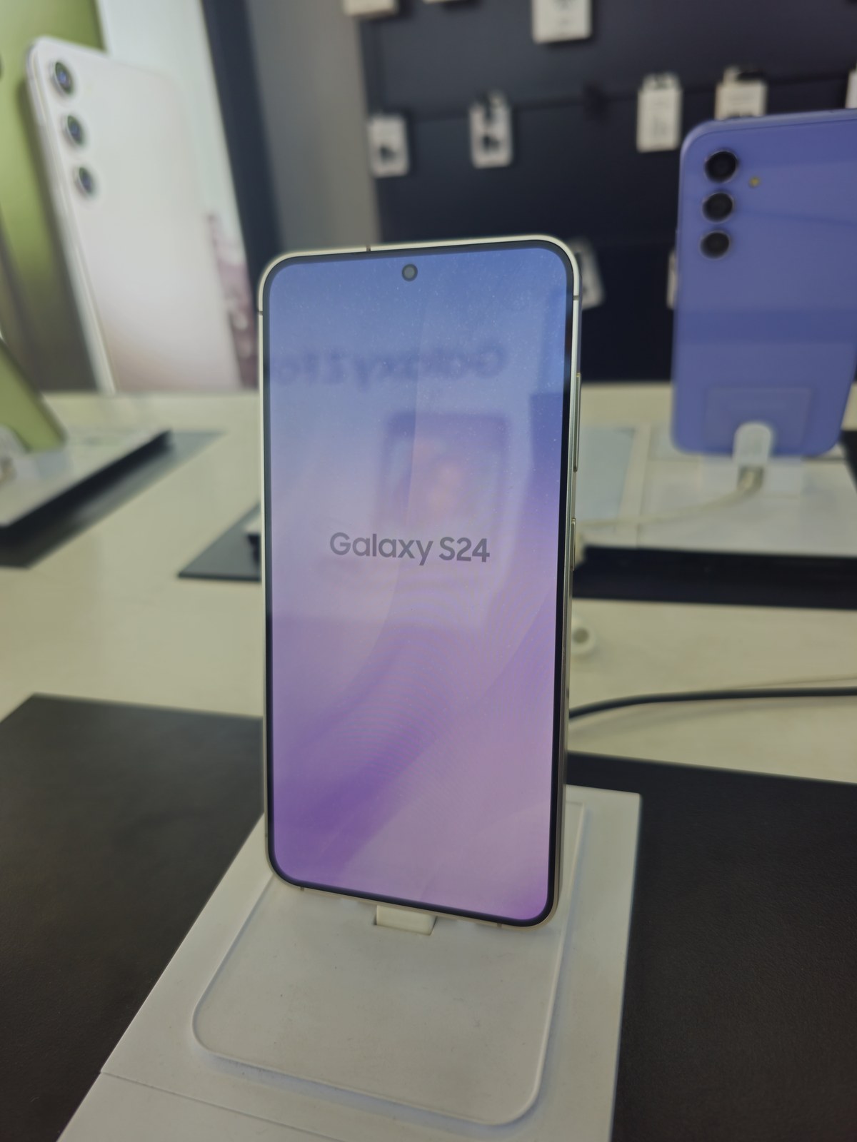 Rzeczywisty telefon Samsung Galaxy S24 na stanowisku ekspozycyjnym