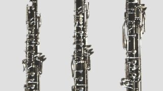 Trzy instrumenty z rodziny oboju ustawione obok siebie: obój, obój miłosny i rożek angielski.