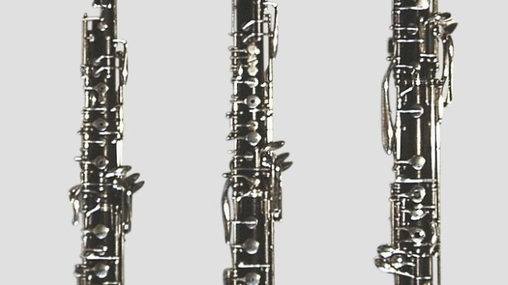 Trzy instrumenty z rodziny oboju ustawione obok siebie: obój, obój miłosny i rożek angielski.
