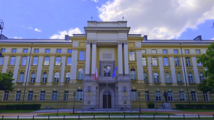 Gmach Kancelarii Prezesa Rady Ministrów widziany z ulicy.