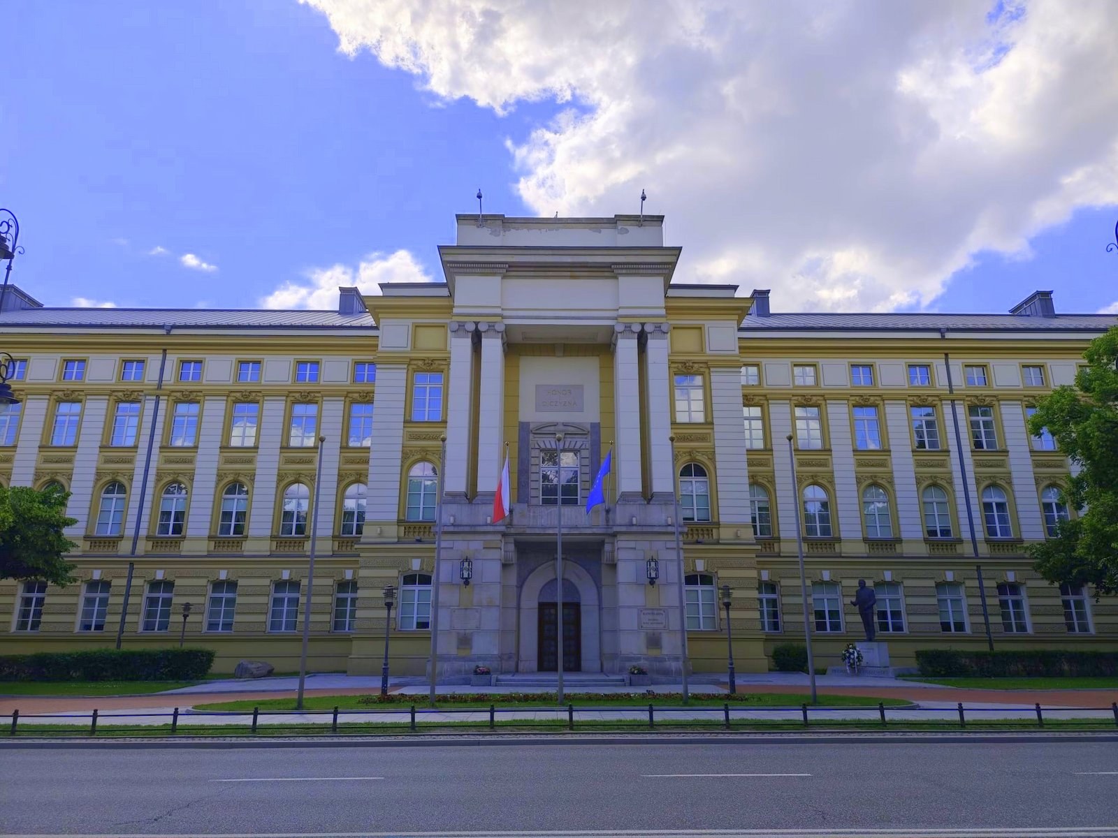 Gmach Kancelarii Prezesa Rady Ministrów widziany z ulicy.