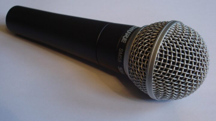 Rzeczywisty mikrofon dynamiczny Shure SM58 na jasnym tle.