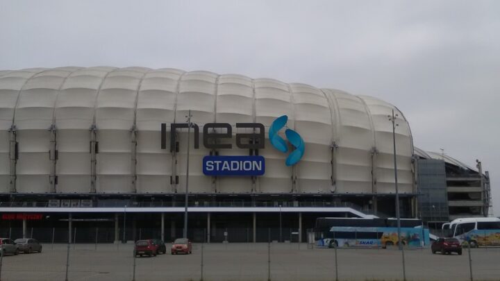 Zewnętrzna elewacja stadionu Lecha przy ulicy Bułgarskiej w Poznaniu.