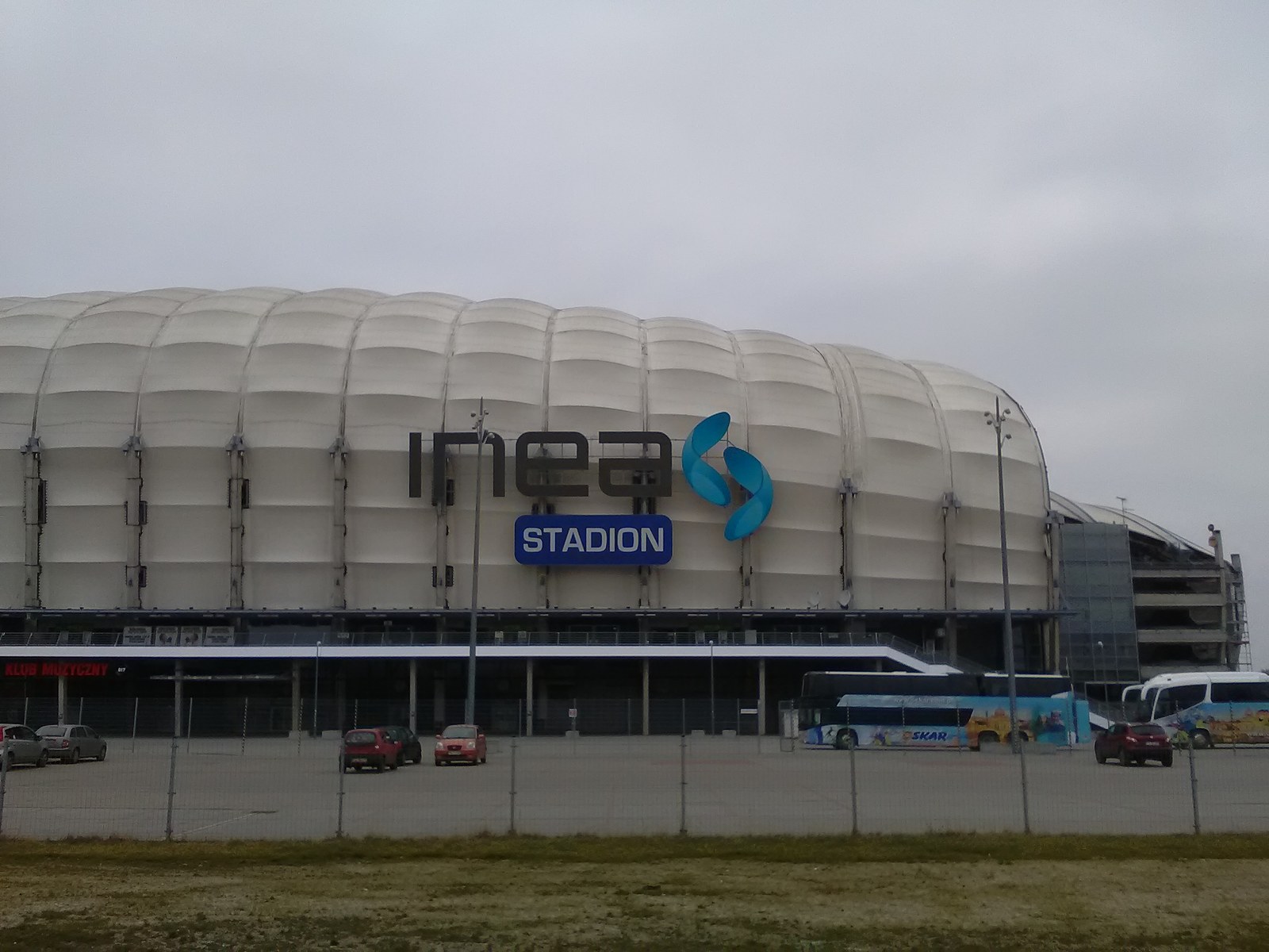 Zewnętrzna elewacja stadionu Lecha przy ulicy Bułgarskiej w Poznaniu.