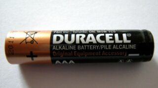 Pojedyncza bateria alkaliczna Duracell AAA, wariant Original Equipment Accessory.
