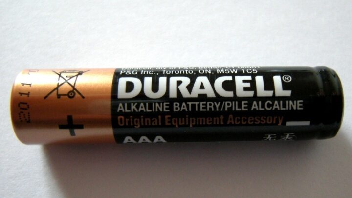 Pojedyncza bateria alkaliczna Duracell AAA, wariant Original Equipment Accessory.