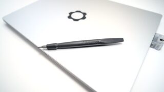 Zamknięty laptop Framework 13 AMD z narzędziem i modułem Ethernet.