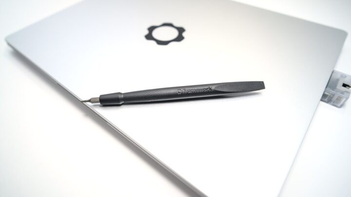 Zamknięty laptop Framework 13 AMD z narzędziem i modułem Ethernet.