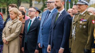 Uczestnicy oficjalnych obchodów Dni Walki i Męczeństwa Wsi Polskiej w lipcu 2026 r.