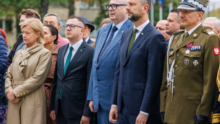 Uczestnicy oficjalnych obchodów Dni Walki i Męczeństwa Wsi Polskiej w lipcu 2026 r.