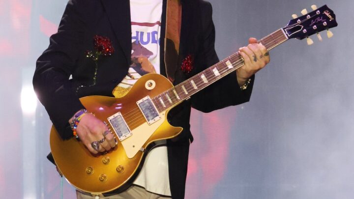 Jan Borysewicz grający na gitarze podczas Sosnowiec Fun Festiwal w 2025 r.