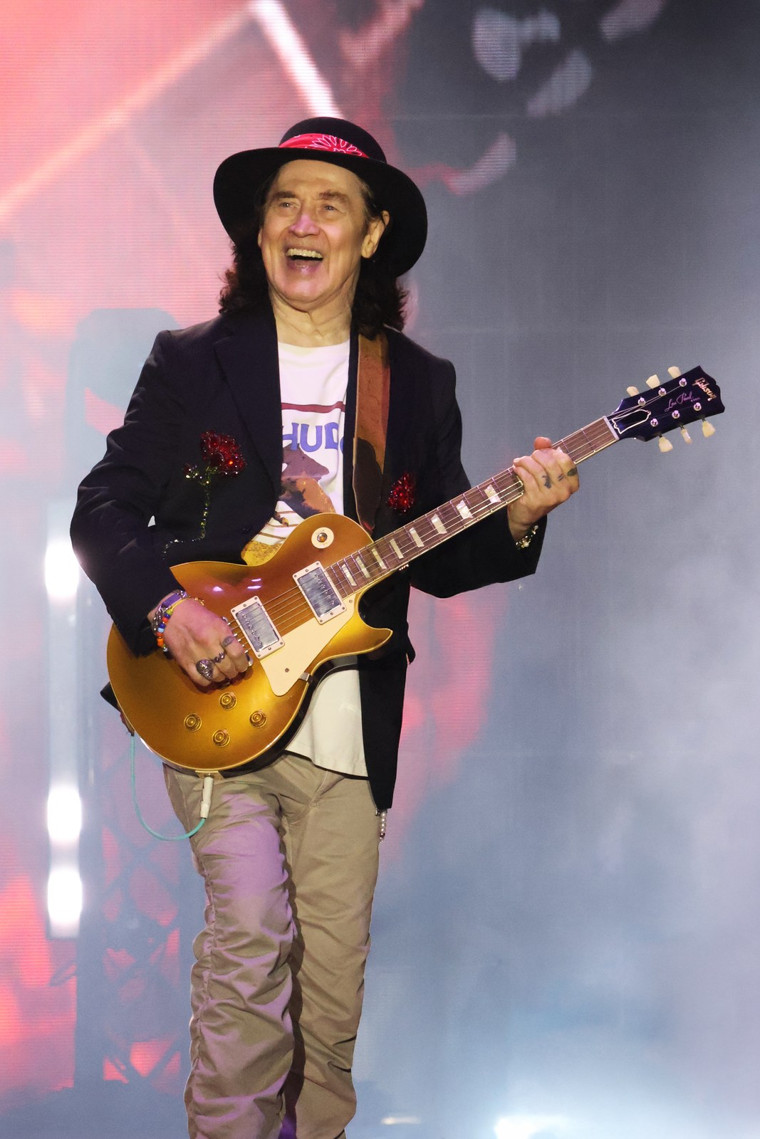 Jan Borysewicz grający na gitarze podczas Sosnowiec Fun Festiwal w 2025 r.