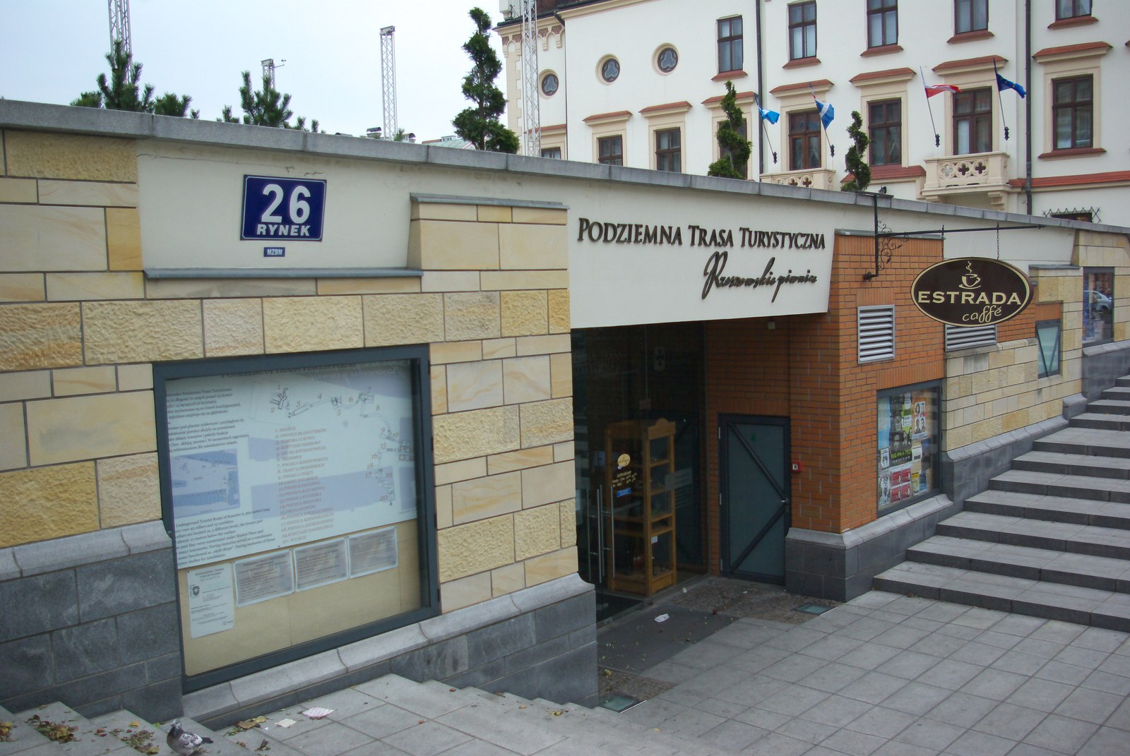 Wejście do Podziemnej Trasy Turystycznej w Rzeszowie na archiwalnej fotografii.