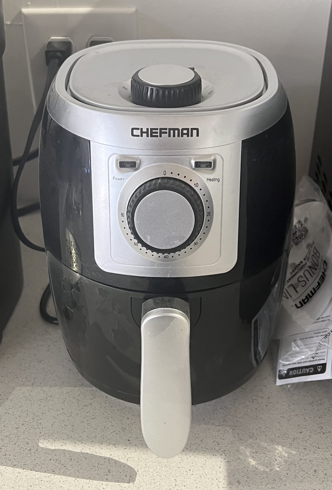 Rzeczywista frytkownica marki Chefman na kuchennym blacie.