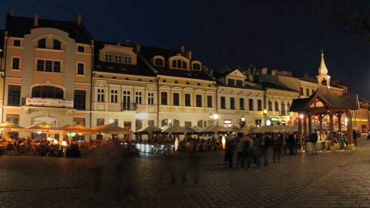 Nocna panorama kamienic przy Rynku w Rzeszowie.