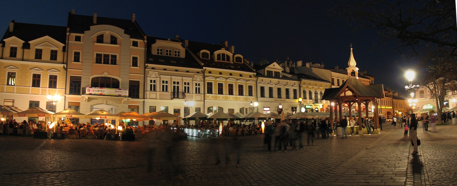 Nocna panorama kamienic przy Rynku w Rzeszowie.