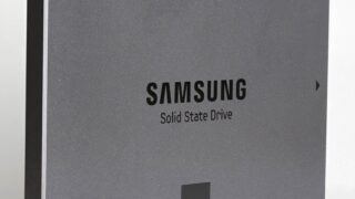 Dysk SSD Samsung 840 EVO na jasnym tle
