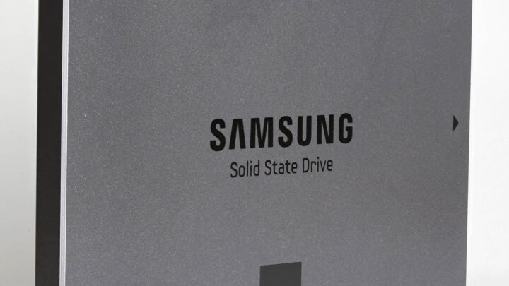 Dysk SSD Samsung 840 EVO na jasnym tle