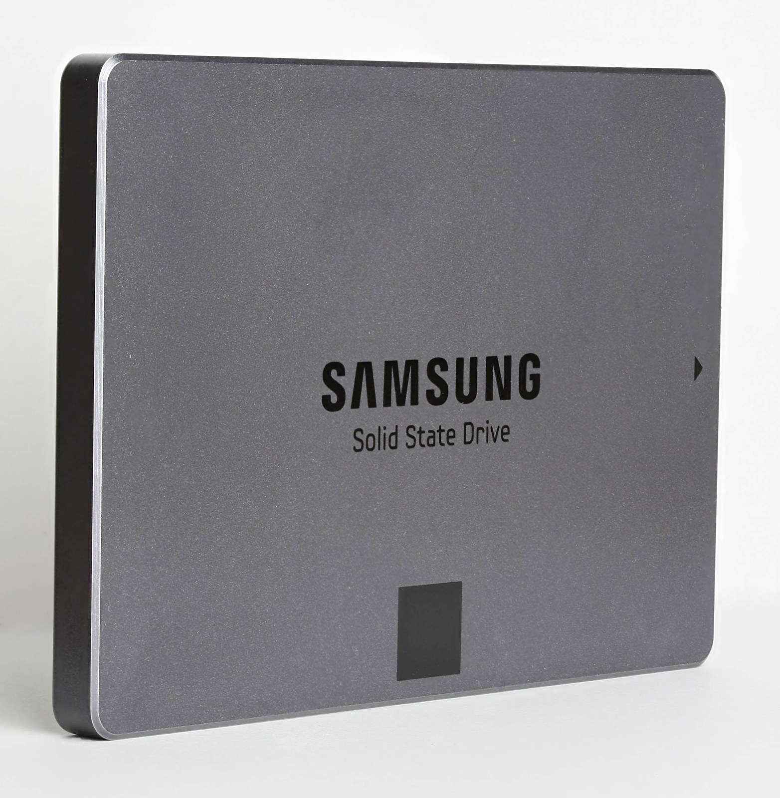 Dysk SSD Samsung 840 EVO na jasnym tle