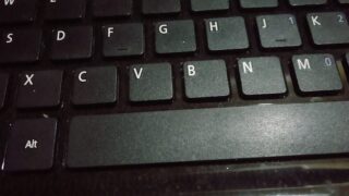 Zbliżenie czarnej klawiatury laptopa