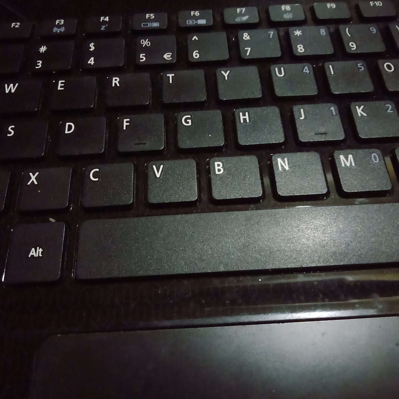 Zbliżenie czarnej klawiatury laptopa