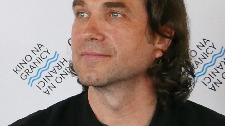 Marcin Dorociński na tle oznaczeń festiwalu Kino na Granicy