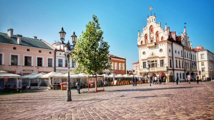 Rzeszowski rynek i ratusz na zdjęciu miasta