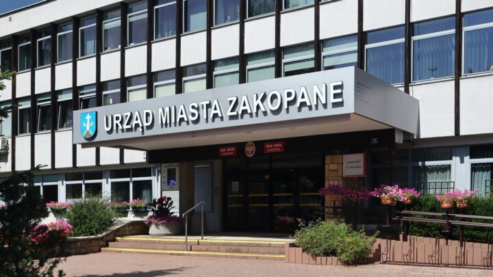 Wejście do Urzędu Miasta Zakopane przy Kościuszki 13