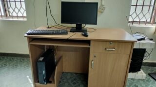 Rzeczywiste stanowisko komputerowe z monitorem, klawiaturą i myszą
