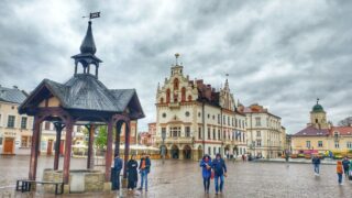 Rynek w Rzeszowie z ratuszem i zabudową placu