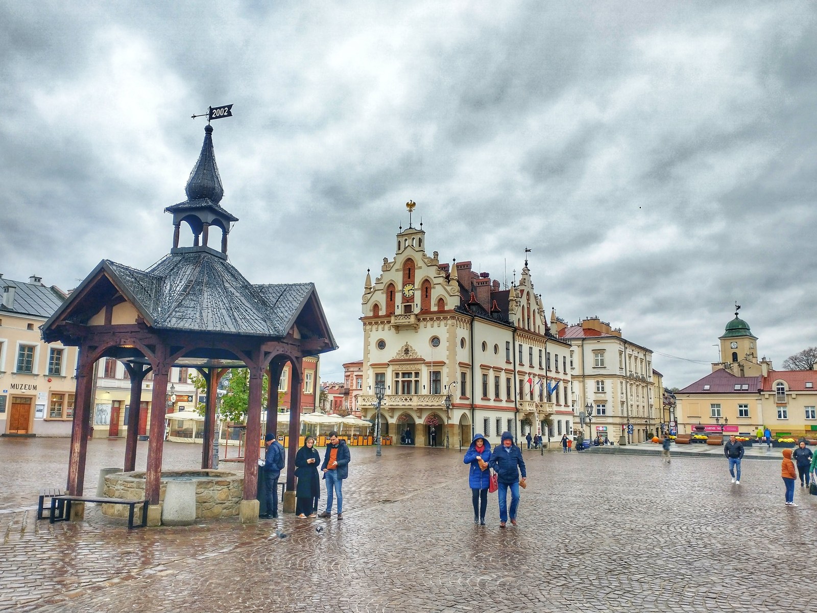 Rynek w Rzeszowie z ratuszem i zabudową placu