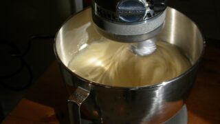 Rzeczywisty robot KitchenAid z metalową misą w trakcie mieszania