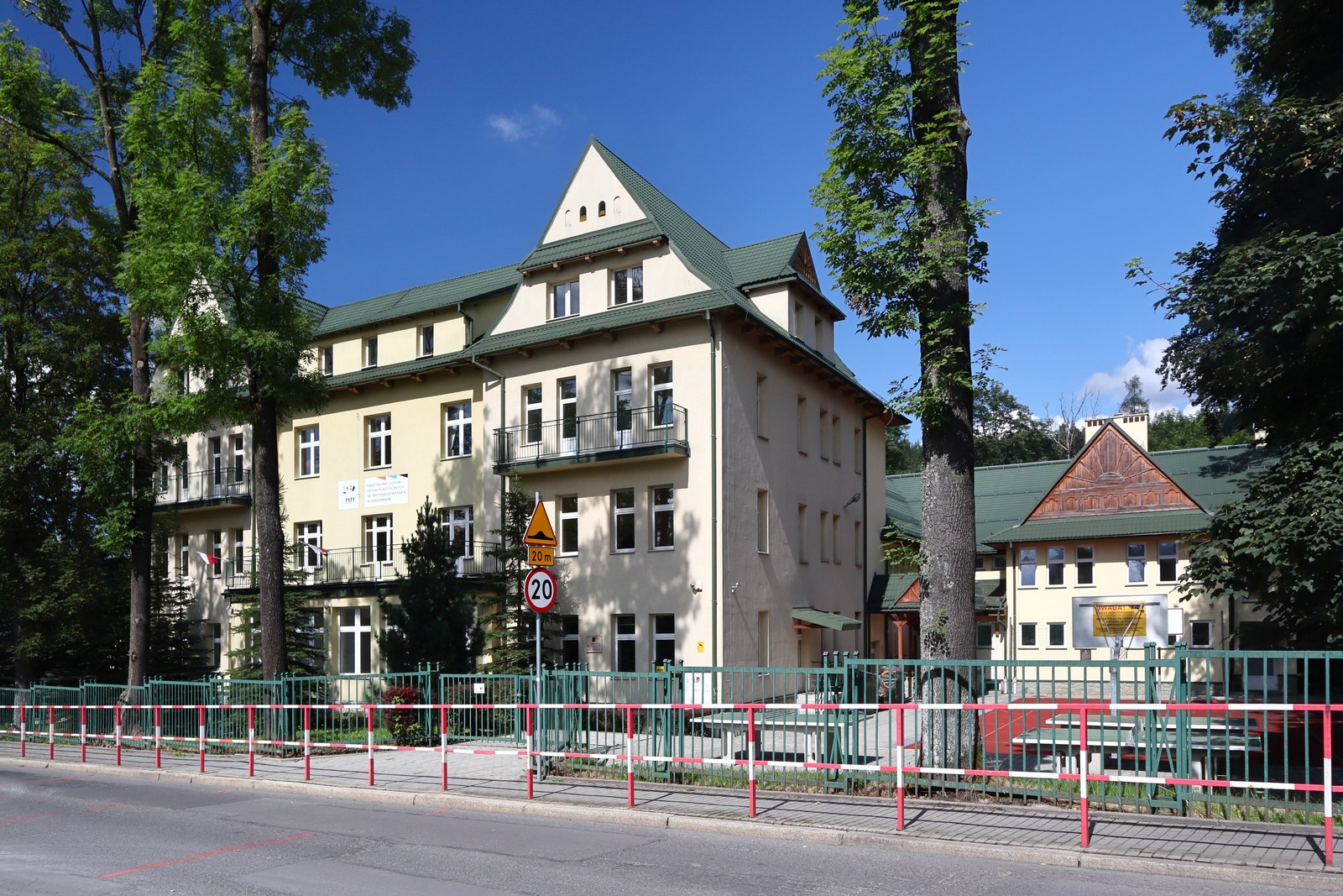 Budynek liceum plastycznego przy ulicy Sienkiewicza 27 w Zakopanem
