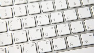 Rzeczywista klawiatura laptopa z alfabetem łacińskim i koreańskim