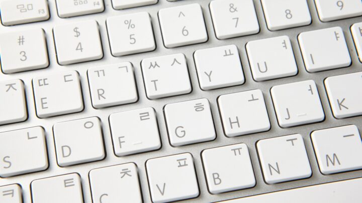 Rzeczywista klawiatura laptopa z alfabetem łacińskim i koreańskim